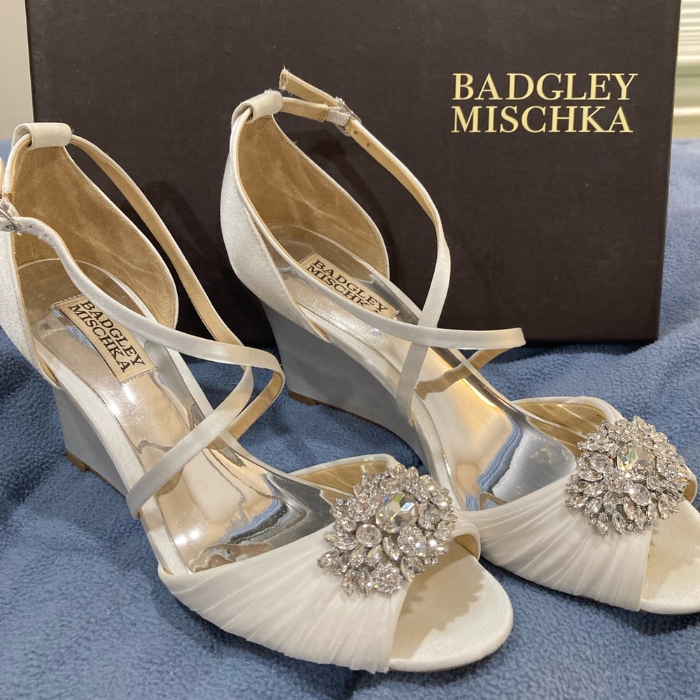 NWOT NIB Badgley Mischka white satin wedges